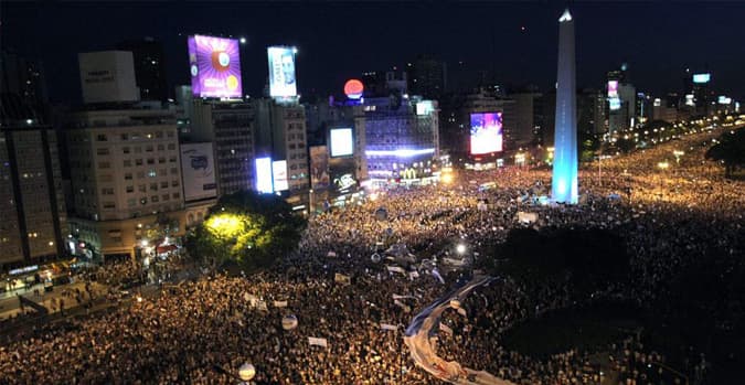 LA SOCIEDAD NOS RECLAMA NUEVOS LIDERAZGOS