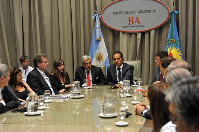 Kirchnerismo y oposición fueron a La Plata a respaldar a Scioli