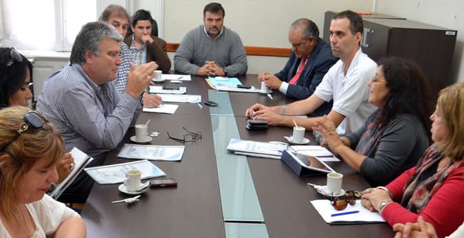 Marcelo Díaz, autor de la iniciativa, junto con los legisladores de las bancadas del FAP y la UCR