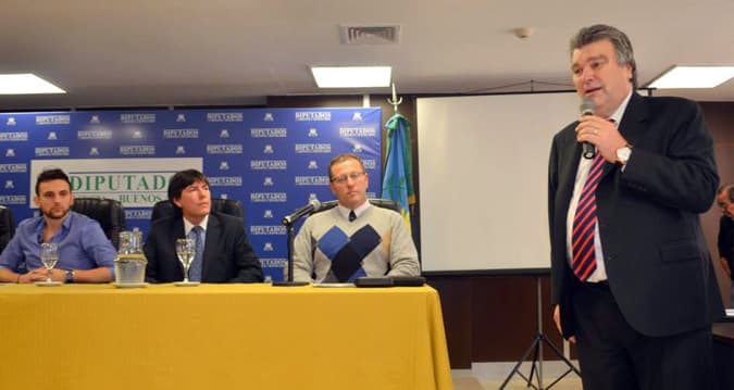 POLÍTICOS, DIRIGENTES Y PERIODISTAS SE REPARTIERON CULPAS 