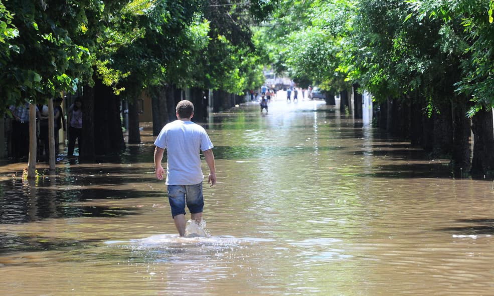 NO DEBERÍA PERMANECER UN MINUTO MÁS EN EL CARGO