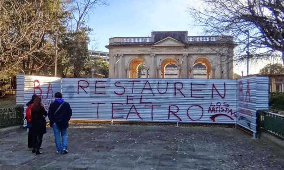 EL TEATRO DEL LAGO ES UN MONUMENTO A LA DESIDIA
