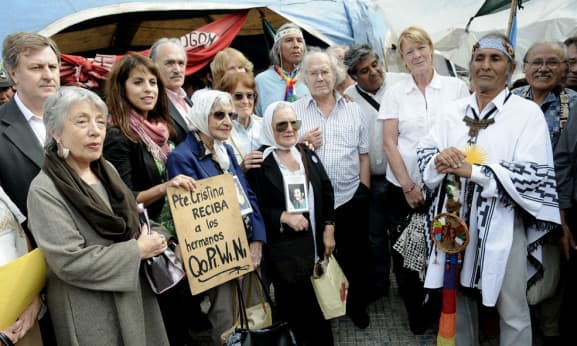 STOLBIZER, PÉREZ ESQUIVEL Y NORA CORTIÑAS CON LOS QOM EN EL ACAMPE