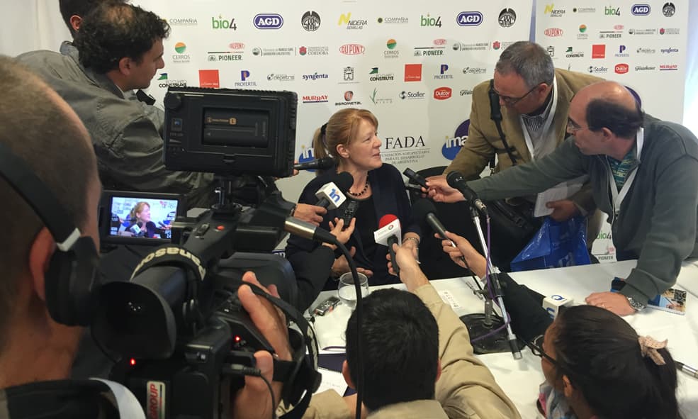 “SE BAJAN DE LAS CANDIDATURAS PORQUE ESCONDEN LA CABEZA BAJO TIERRA, COMO AVESTRUZ EN PELIGRO”