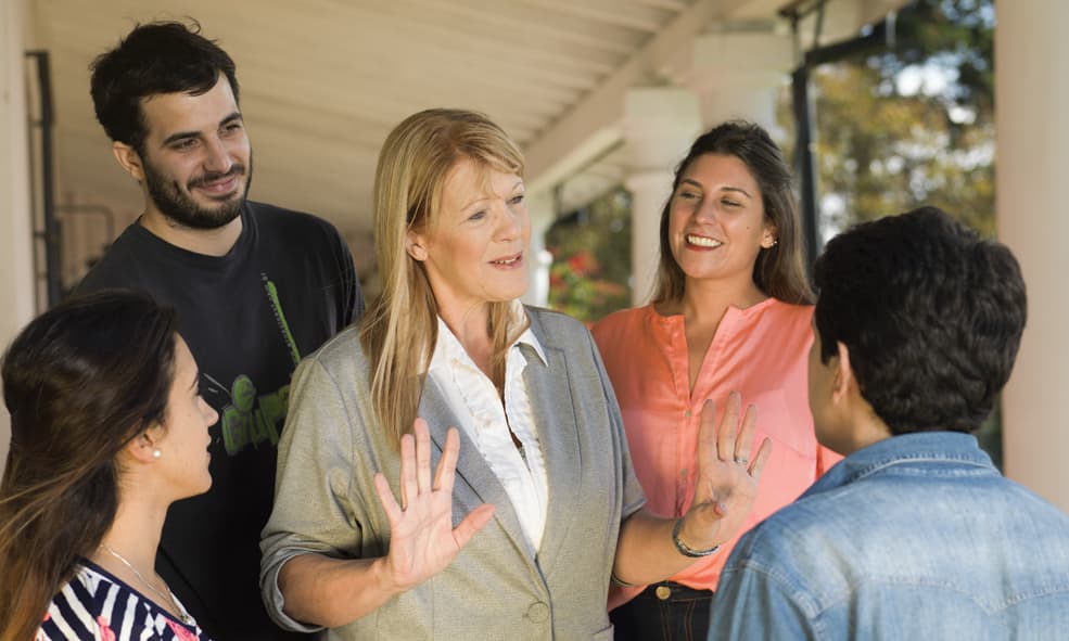 JÓVENES CON MARGARITA