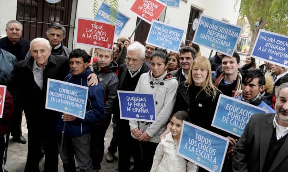 STOLBIZER FIRMÓ UN COMPROMISO POR LA EDUCACIÓN