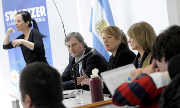 STOLBIZER FIRMO EL COMPROMISO  POR LOS DERECHOS DE LAS PERSONAS CON DISCAPACIDAD