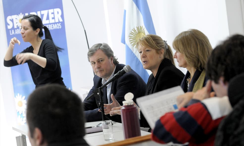 STOLBIZER FIRMO EL COMPROMISO  POR LOS DERECHOS DE LAS PERSONAS CON DISCAPACIDAD