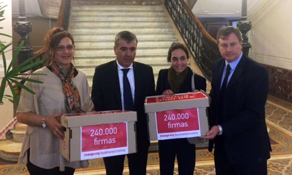 Duclós recibió 240.000 firmas por la boleta única electrónica
