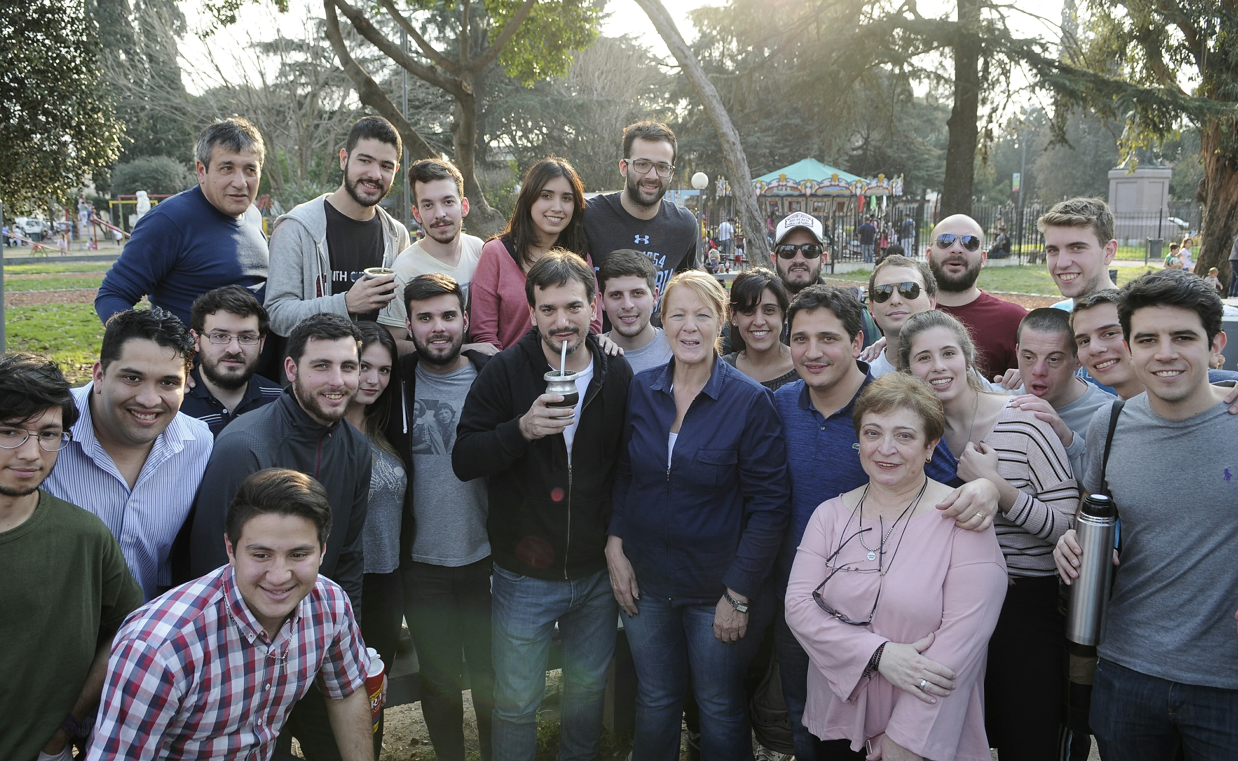 Margarita al aire libre y con mate de por medio, conversó con jóvenes en Morón