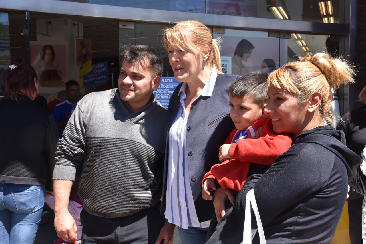 MARGARITA STOLBIZER RECORRIÓ MESAS INFORMATIVAS EN MORON Y CASTELAR Y PARTICIPO DE UNA MATEADA EN ITUZAINGO